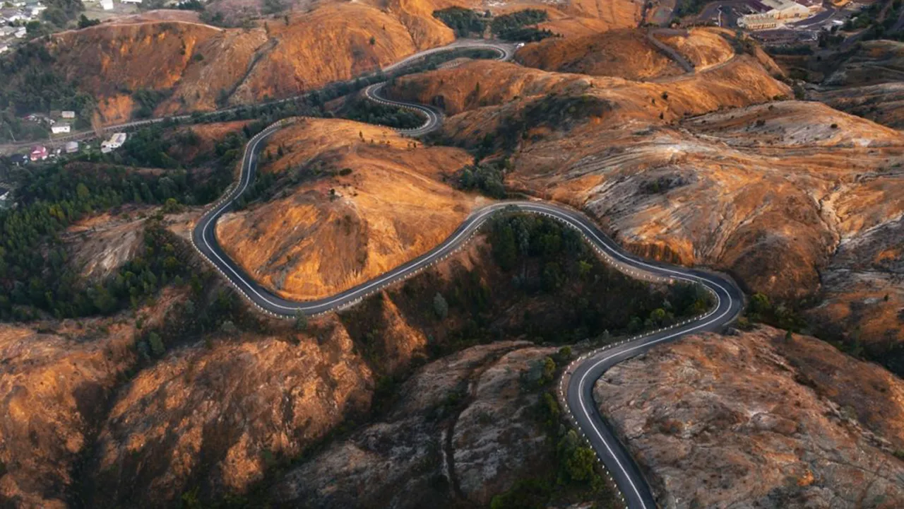A bird’s eye view over the epic 99 bends road in Queenstown, Tasmania